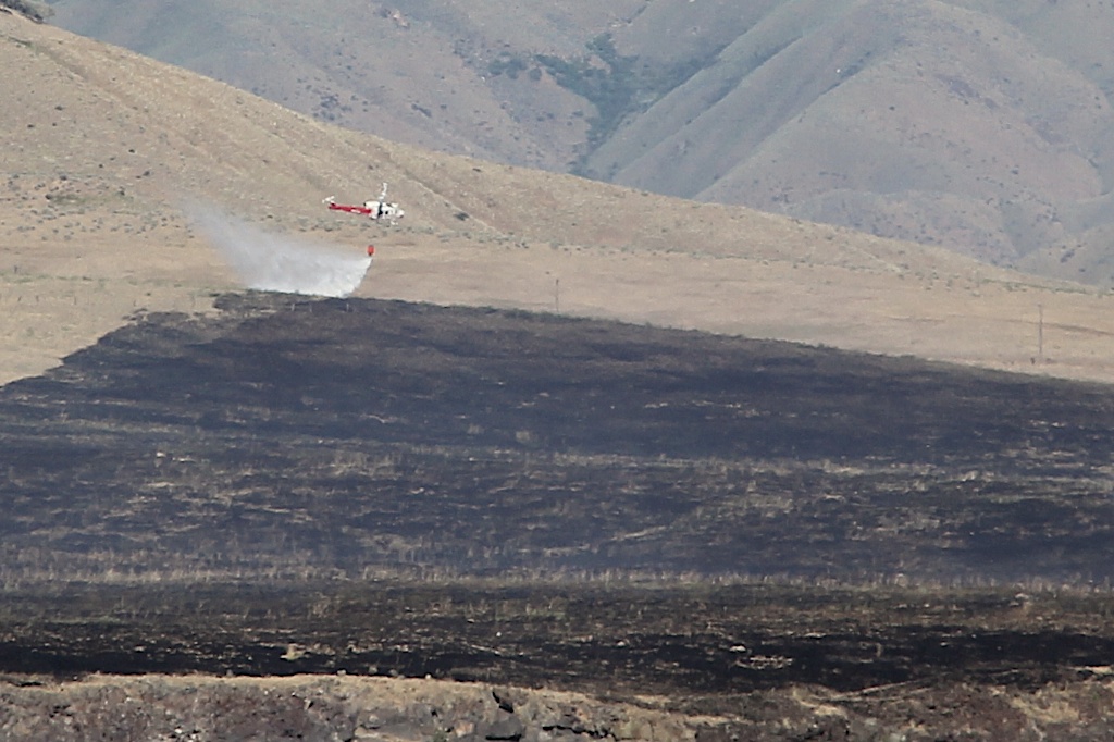 Had to crop this shot a LOT, as we were still several miles from the fire, and I only had my 24-105mm zoom. Still, a neat shot of the helicopter dropping water on the fire line.